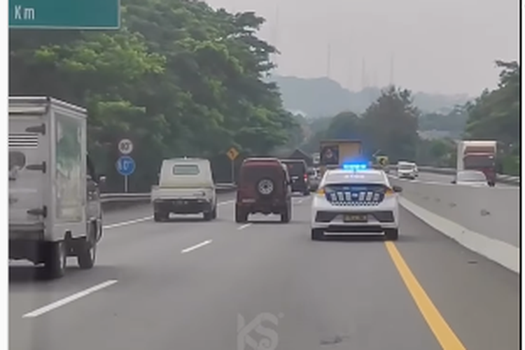Tangkapan layar video soal mobil PJR kejar pikap di Tol Semarang
