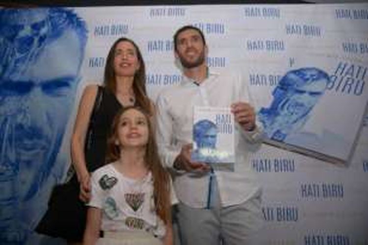 Bek Persib Bandung Vladimir Vujovic saat berfoto bersama istri dan anaknya dalam acara peluncuran buku autobiografinya berjudul 
