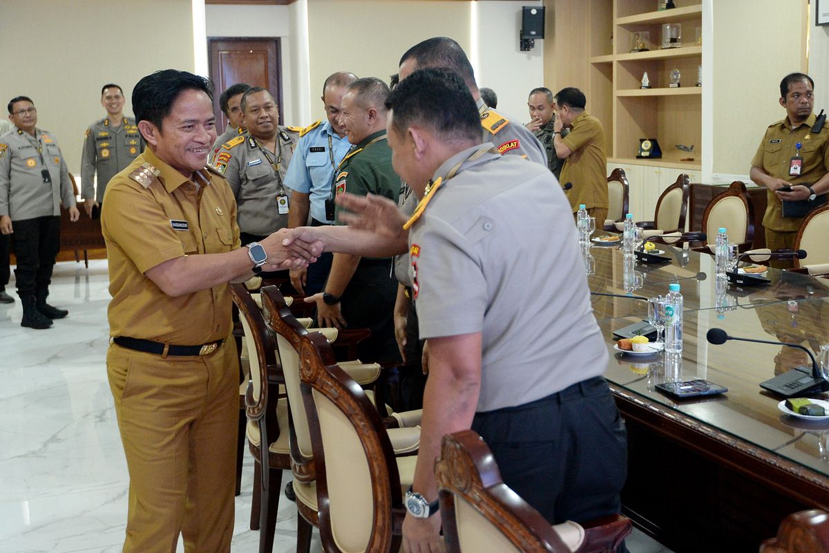 Pj Gubernur Sumatera Utara (Sumut) Hassanudin menerima kunjungan Peserta Pendidikan Reguler ke-33 TA 2024 Sekolah Staf dan Pimpinan Tinggi (Sespimti) Polri di Ruang Rapat Lantai 10 Kantor Gubernur Sumut Jalan Diponegoro Nomor 30 Medan, Senin (22/4). Kunjungan tersebut dilaksanakan dalam rangka Praktek Kerja Dalam Negeri (PKDN) di Sumut.