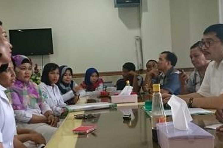Perwakilan bidan PTT Sultra mengadukan nasib mereka menyusul akan dirumahkan ke anggota DPR RI asal Sultra Amirul Tamin yang gunakan kemeja putih