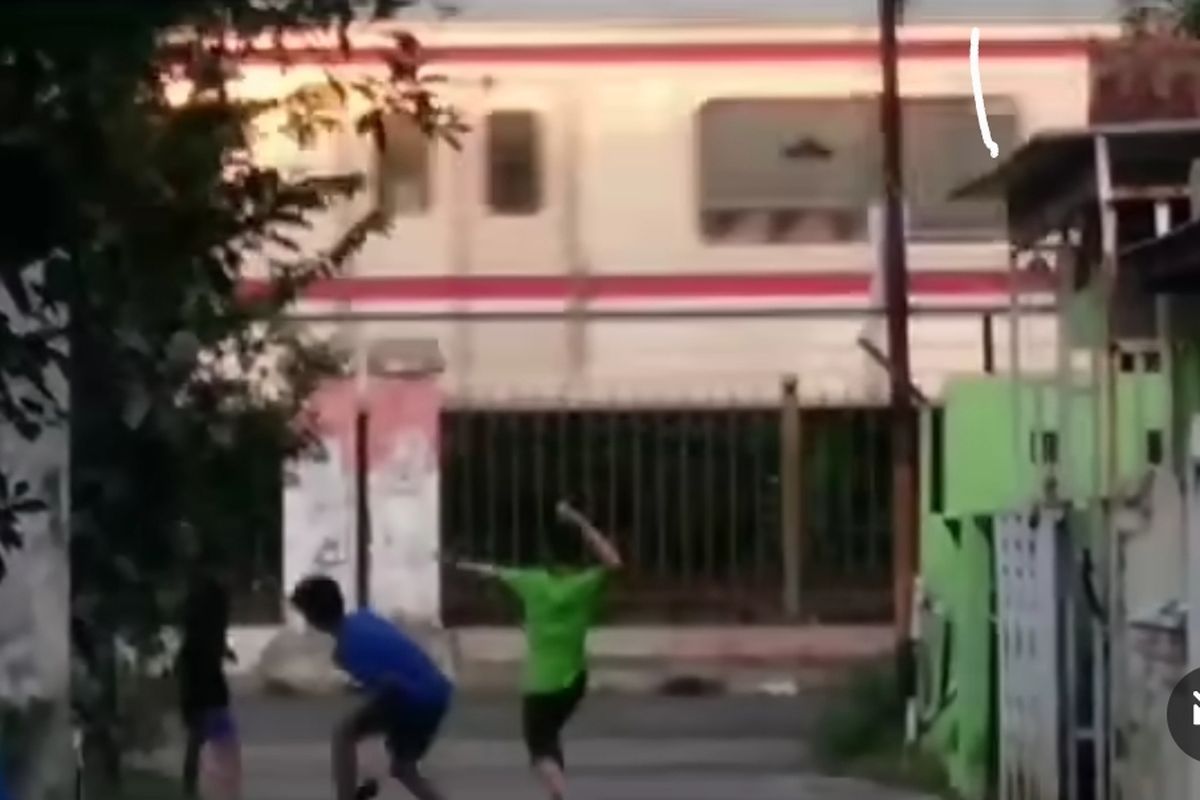 Suasana tiga anak kecil yang melemparkan batu ke arah gerbong kereta rel listrik (KRL) yang melintasi Kota Depok, Jawa Barat, beredar di media sosial, Senin (10/7/2023).