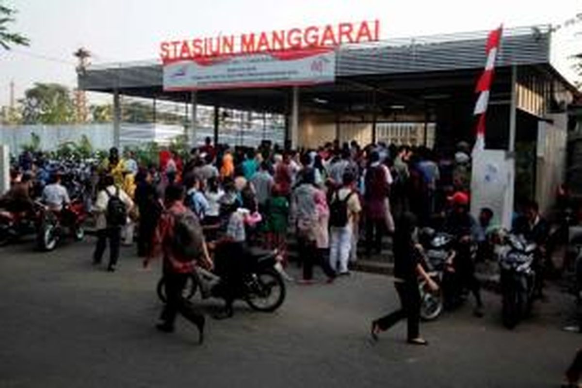 Warga mengantre membeli Tiket Harian Berjaminan (THB) di Stasiun Manggarai, Jakarta, Kamis (22/8/2013). PT KAI Commuter Jabodetabek resmi memberlakukan THB dengan tambahan biaya jaminan Rp 5.000, karena sejak 1 Juli 2013 sebanyak 800 ribu single trip e-ticketing hilang.