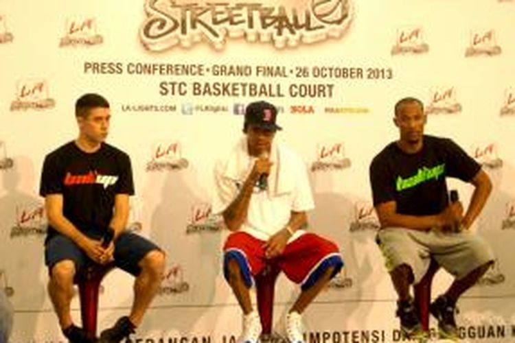 Mantan pemain Philadelphia 76ers, Allen Iverson (tengah) memberikan keterangan pers di Senayan Trade Center, Jakarta, Kamis (24/10/2013).