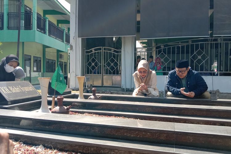 Ketua umum DPP PKB Muhaimin Iskandar didampingi sang istri, berziarah ke makam pendiri NU KH. Bisri Syansuri, di Pesantren Mamba'ul Ma'arif Denanyar, Jombang, Jawa Timur, Sabtu (2/9/2023).