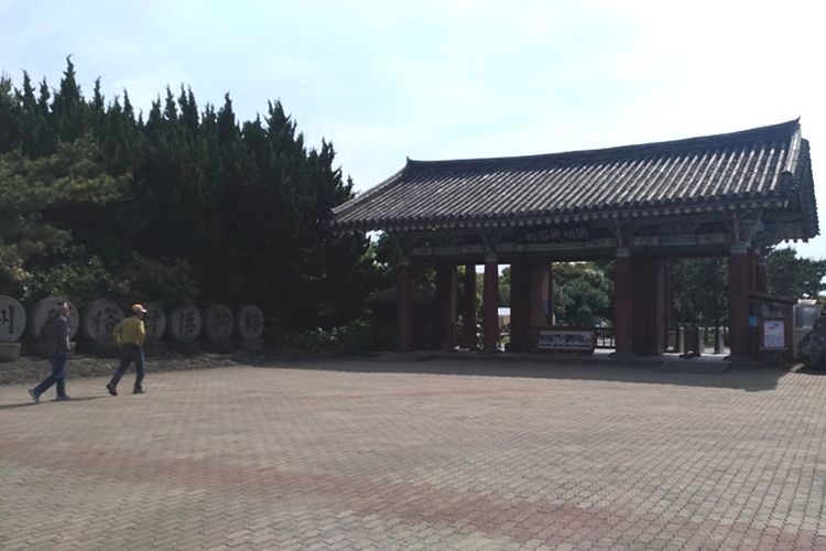 Gerbang depan sekaligus pintu masuk ke Jeju Folk Village di Pulau Jeju, Korea Selatan. Foto diambil 30 Mei 2017.