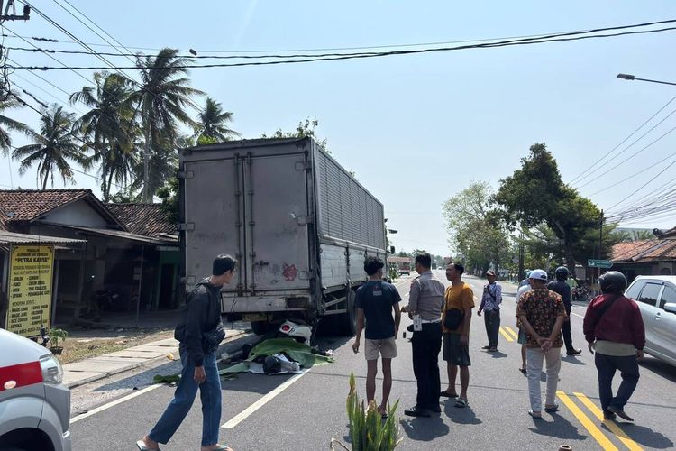 Scoopy Tabrak Bokong Truk di Kulon Progo, Suami Istri asal  Banyumas itu Tewas di Lokasi Kejadian