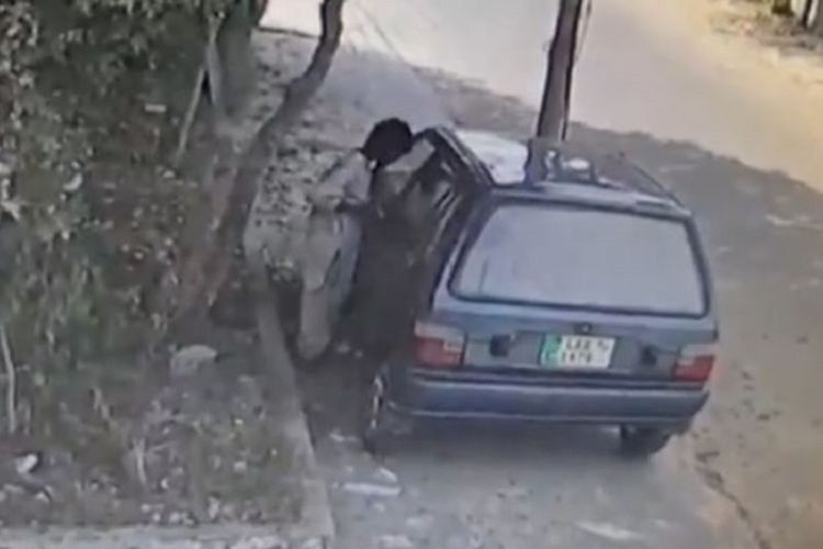 Kamera CCTV di Karachi, Pakistan, memperlihatkan seorang bocah 10 tahun mencuri mobil dan kemudian mengemudikannya hingga bensinnya habis.