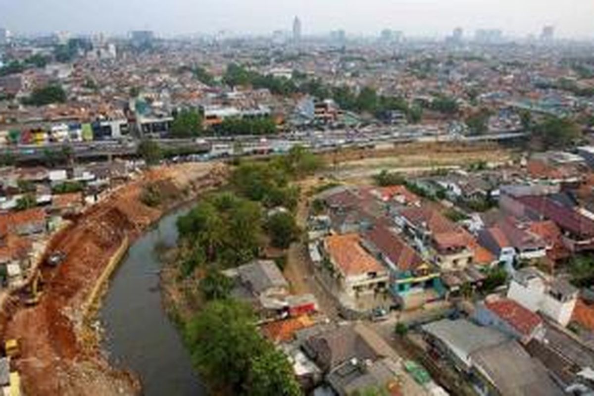 Alat berat meratakan hunian di bantaran Sungai Ciliwung di sekitar Rumah Susun Sederhana Sewa (rusunawa) Jatinegara Barat di Kelurahan Kampung Melayu, Jakarta Timur, Kamis (17/9). Normalisasi Sungai Ciliwung sepanjang 19 kilometer dari Pintu Air Manggarai hingga Jembatan Layang TB Simatupang ditargetkan selesai tahun 2016. Khusus normalisasi di Jatinegara, Jakarta Timur ditargetkan selesai Desember 2015. 