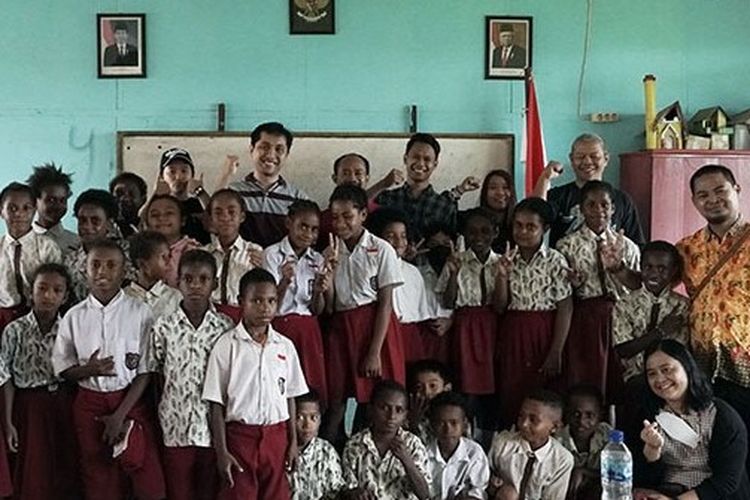 Para siswa dan tim dari Universitas Sanata Dharma (USD) saat berada di SD di daerah Papua.