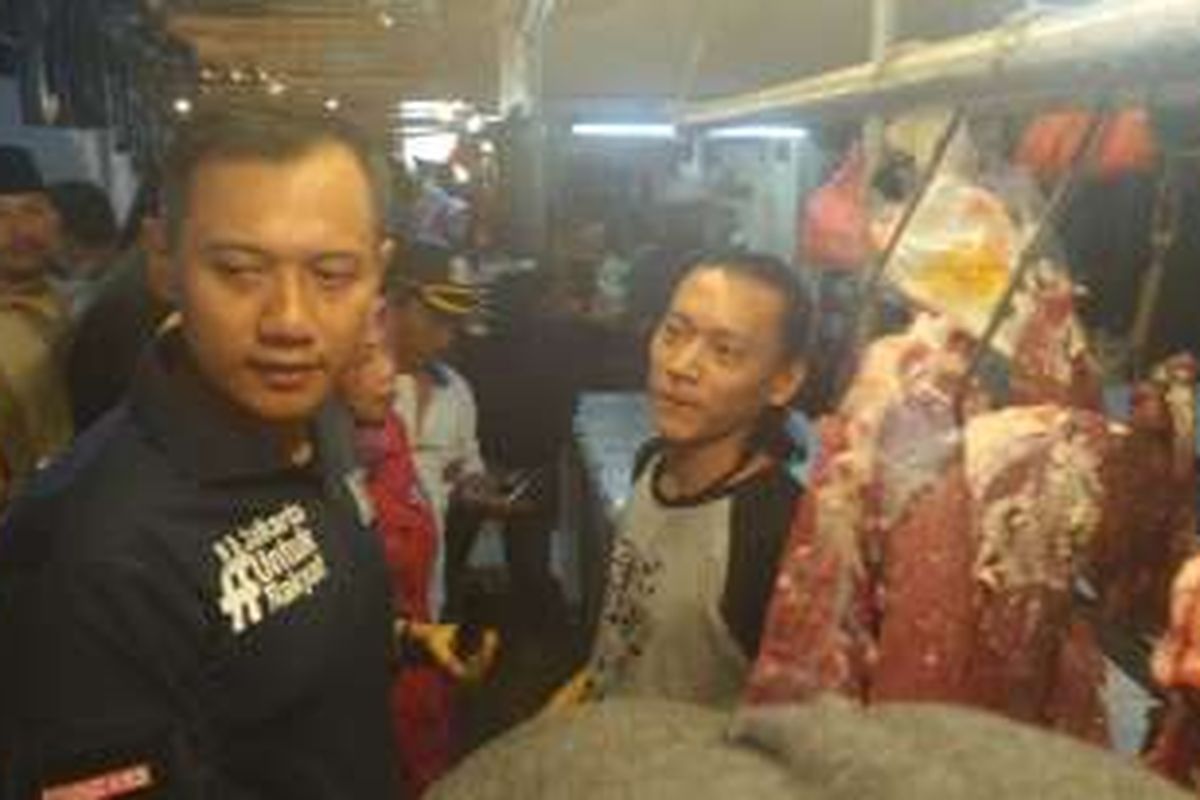 Bakal cagub DKI Agus Yudhoyono blusukan ke Pasar Klender Lama, Sabtu (15/10/2016). 