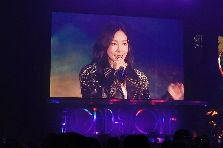 Penyanyi Taeyeon SNSD saat konser solo The Odd of Love, di ICE, BSD, Tangerang Selatan, Sabtu (22/7/2023).