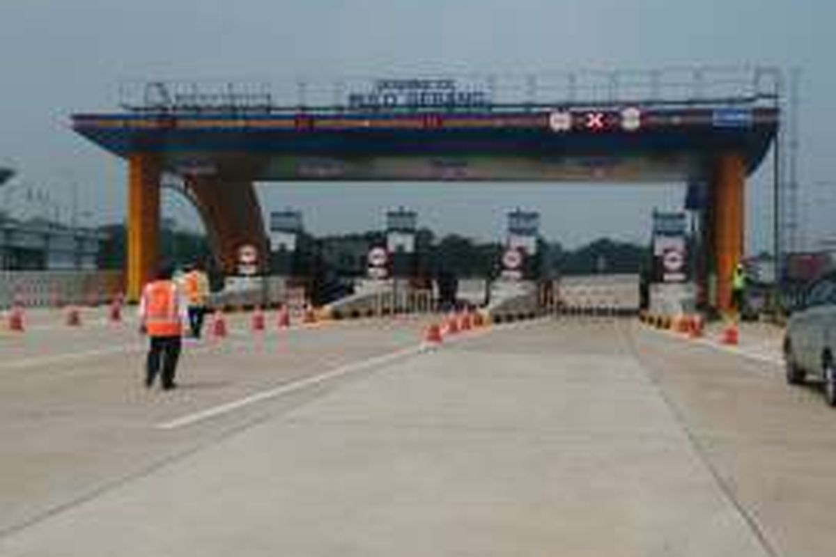 Gerbang Tol Pulo Gebang di Cakung, Jakarta Timur, sedang diuji coba, Senin (6/6/2016)