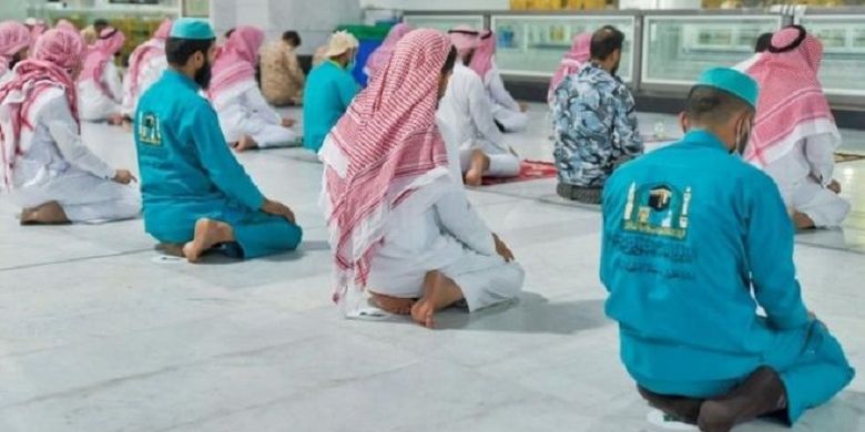 Shalat berjemaah di Arab Saudi dengan jaga jarak sosial