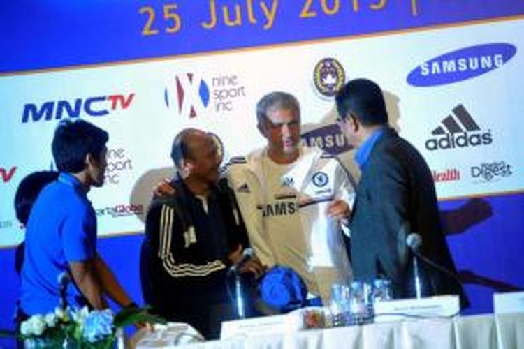 Pelatih Chelsea Jose Mourinho (tiga dari kiri) berbincang dengan pelatih BNI Indonesia All Star, Rahmad Darmawan (dua kiri) pemain Timnas Indonesia Ahmad Bustomi (kiri) dan Direktur Utama Bank BNI Gatot M Suwondo selesai memberikan keterangan kepada media di Jakarta, Selasa (23/7/2013).