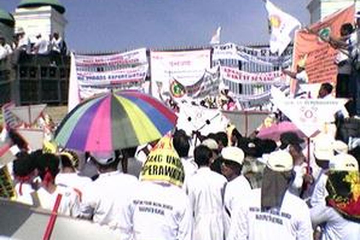 Ribuan perawat melakukan demonstrasi di depan Gedung DPR/MPR, Senin (12/5)