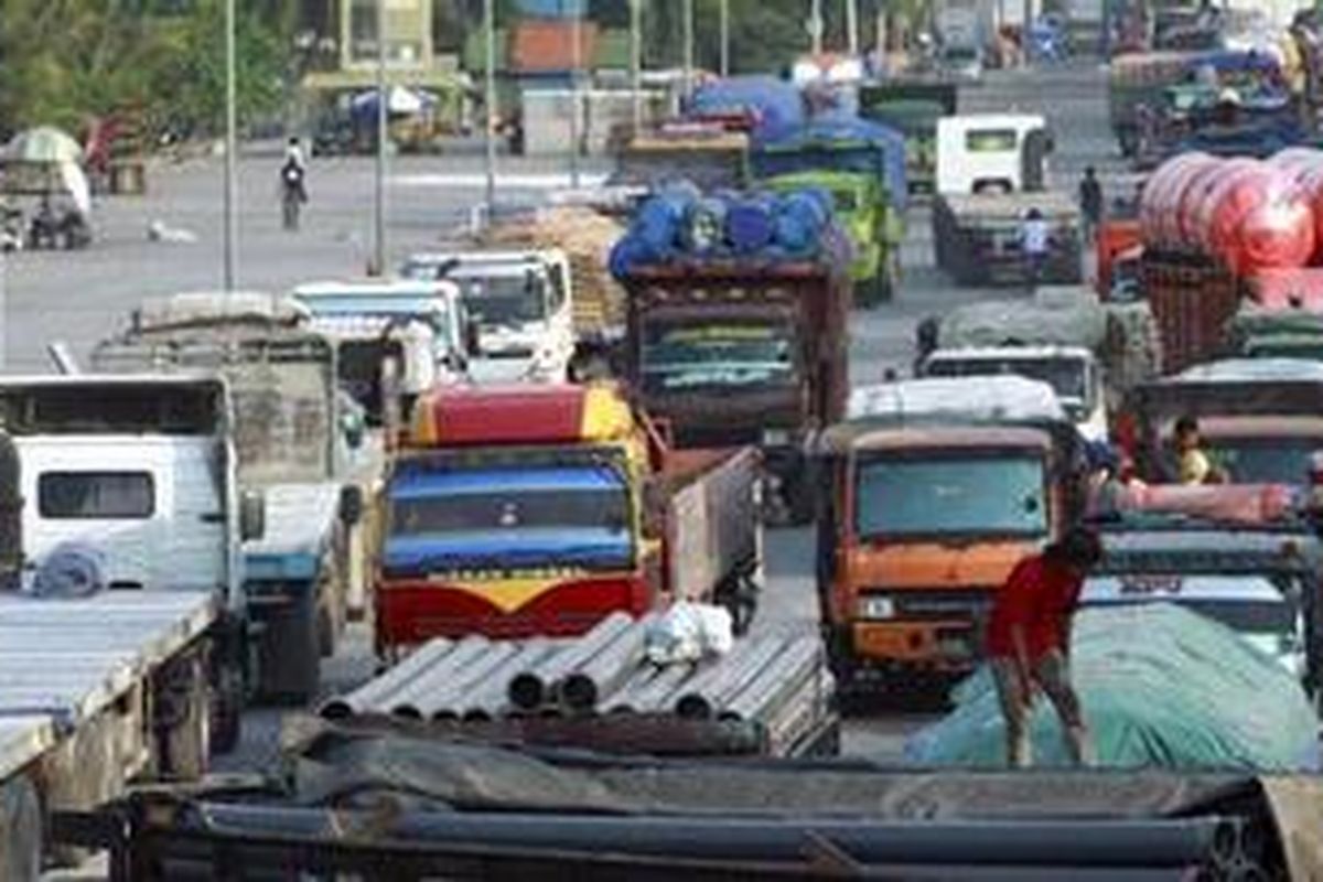 Angkutan berat antre di Pelabuhan Sunda Kelapa, Jakarta Barat, Selasa (12/5/2011). Para sopir mengeluhkan pengalihan arus angkutan berat dari jalan tol dalam kota pada pukul 05.00 hingga 22.00 WIB. Kebijakan tersebut membuat pendapatan mereka menurun hingga 50 persen. Mereka hanya bisa mengangkut satu rit per hari dari sebelumnya rata-rata dua rit.