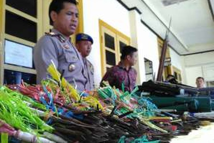 Ratusan anak panah dan senpi rakitan milik warga Karang Taliwang dan Monjok, Kota Mataram, diserahkan ke polisi.