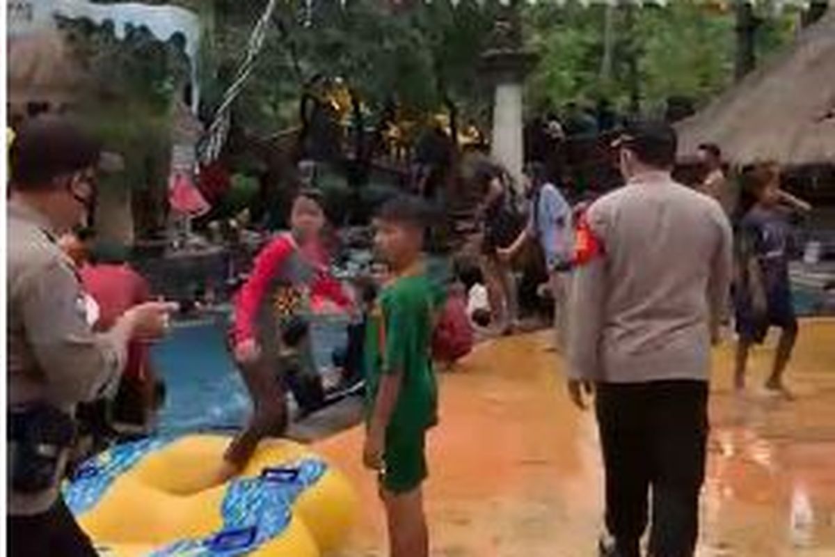 Polisi membubarkan kerumunan pengunjung di Waterboom Lippo Cikarang pada Minggu (10/1/2021).