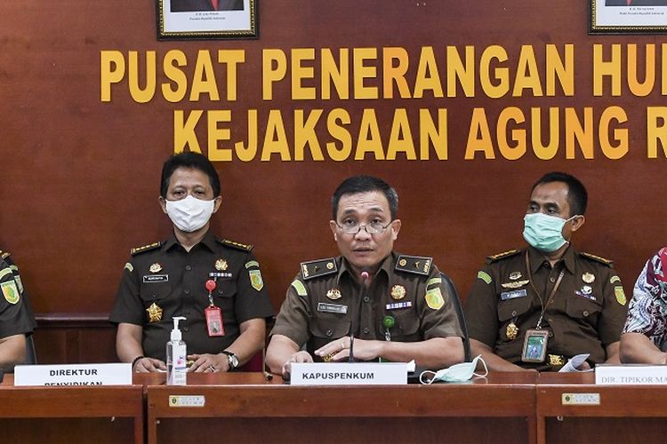 A file photo of Head of the Legal Information Center at the Attorney General's Office of Indonesia, Leonard Eben Ezer Simanjuntak (center) and other officials during a press conference at the Attorney General's Office building on December 12, 2020. 