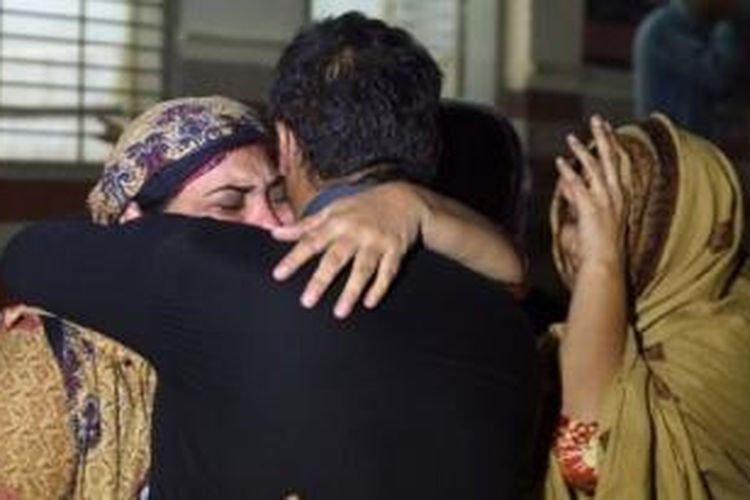 Keluarga berduka dengan meninggalnya anggota keluarga akibat gelombang panas yang melanda Pakistan.