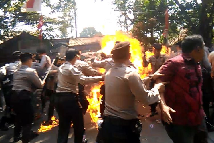 Detik-detik api membesar dan melukai empat orang anggota polisi dalam aksi unjukrasa gabungan elemen mahasiswa di Cianjur, Jawa Barat, Kamis (15/08/2019) siang yang berujung ricuh. Polisi telah menetapkan lima tersangka.