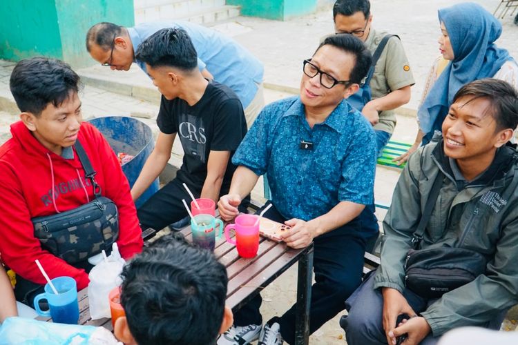 Direktur Utama BPJS Ketenagakerjaan Saiful Hidayat berdialog dengan penghuni Griya Pekerja di Batam, Sabtu (4/4/2026).