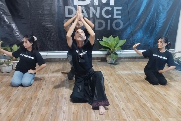 Semangat Mateus Suwarsono Membina Penari Etnis di Tengah Godaan Budaya Populer