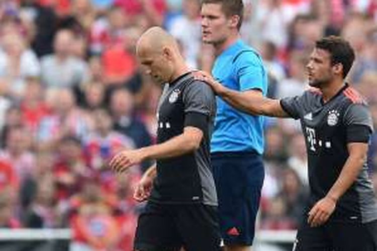 Pemain sayap Bayern Muenchen asal Belanda, Arjen Robben (kiri), mengalami cedera paha dalam sebuah laga persahabatan di Lippstadt, Sabtu (16/7/2016), yang mengharuskannya absen selama enam pekan.