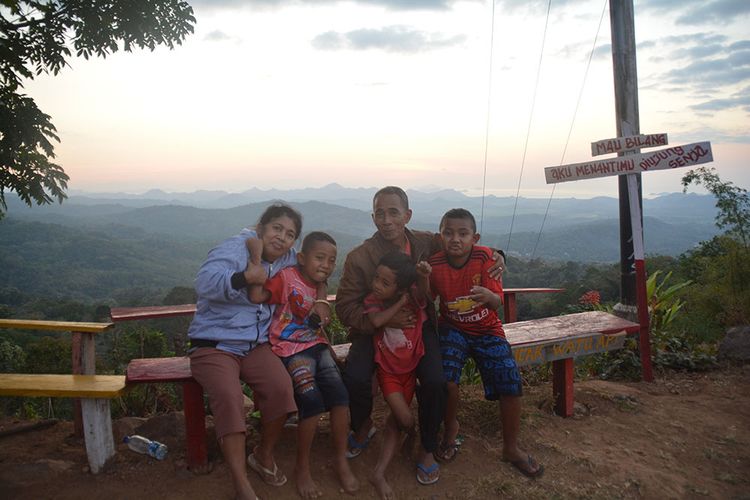 Wisatawan Nusantara sedang menikmati senja di Puncak Watu Api Melo, Desa Liang Ndara, Kecamatan Mbeliling, Kab. Manggarai Barat, Flores, NTT, Kamis, (25/7/2019). Puncak Watu Api merupakan salah satu spot terbaik menyaksikan matahari terbenam di pinggir jalan Transflores Ruteng-Labuan Bajo. (KOMPAS.com/MARKUS MAKUR)