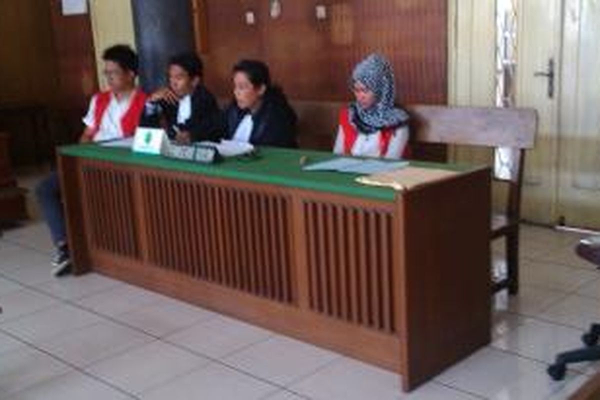 Dua terdakwa perkara pembunuhan Ade Sara Angelina Suroto, Hafitd dan Assyifa, didampingi pengacara masing-masing pada persidangan di Pengadilan Negeri Jakarta Pusat, Selasa (7/10/2014).