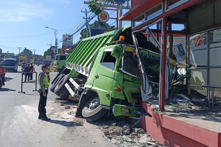 Sebuah halte Trans Jateng rusak karena ditabrak truk yang mengalami rem blong