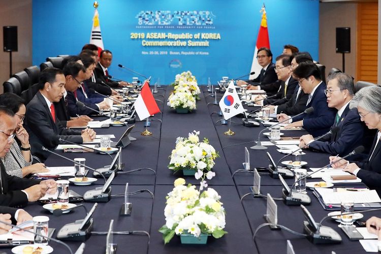 Presiden Joko Widodo (empat kiri) melakukan pembicaraan dengan  Presiden Korea Selatan Moon Jae-In (dua kanan) pada ASEAN-Republic of Korea (RoK) CEO Summit, Senin (25/11/2019). ANTARA FOTO/Reuters via Yonhap/pd.