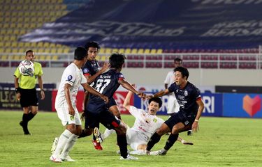 Derbi Jawa Timur antara Arema FC dan Persebaya Surabaya di Stadion Manahan, Solo, Sabtu (6/11/2021) malam WIB, pada lanjutan pekan ke-11 Liga 1 2021-2022.