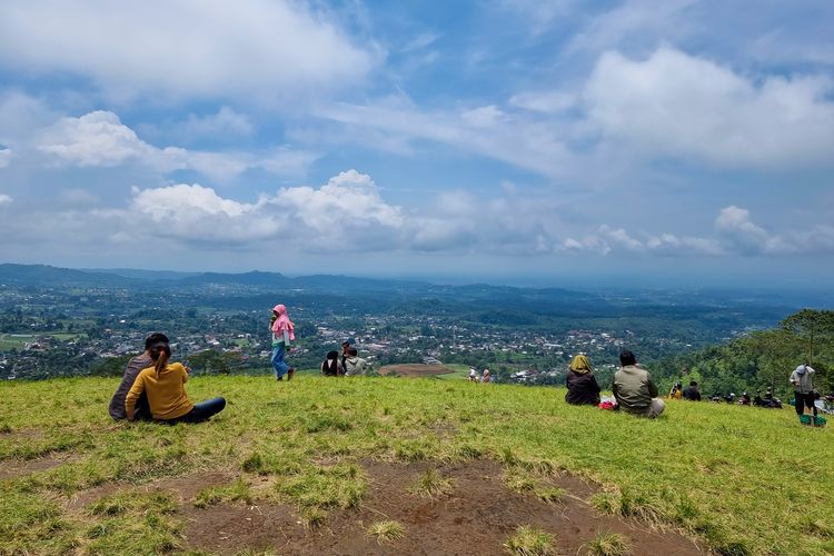 Bukit Teletubbies di Kemuning, Karanganyar, Jawa Tengah.