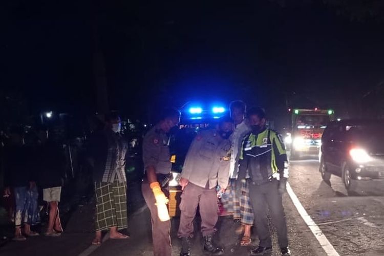 Polisi melakukan olah TKP kecelakaan maut di Jalan Raya Nganjuk-Kediri, Desa Joho, Kecamatan Pace, Kabupaten Nganjuk, Jawa Timur, Kamis (25/2/2021) malam. Foto: Polres Nganjuk