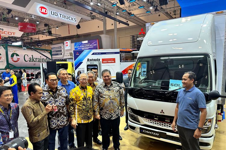 Menteri Koordinator (Menko) Perekonomian Airlangga Hartarto saat melihat langsung truk listrik Fuso eCanter di GIIAS 2024, Kamis (25/5/2024). 