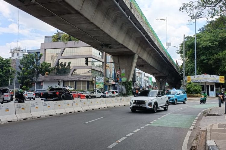 Kondisi putaran balik (u-turn) yang kini ditutup menggunakan beton di pertigaan Pasar Santa, Jakarta Selatan, Minggu (16/4/2023) siang.