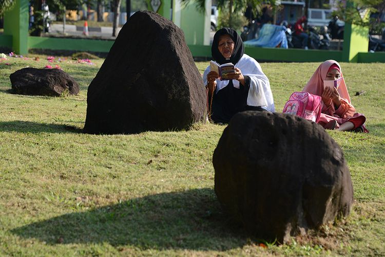 Warga berdoa untuk keluarganya saat ziarah di Kuburan Masal Tsunami Ulee Lheue, Banda Aceh, Aceh, Kamis (26/12/2019). Kegiatan zikir dan berdoa di Kuburan Masal Tsunami itu dalam rangka memperingati 15 tahun peristiwa bencana gempa dan tsunami pada 26 Desember 2004 di Aceh.