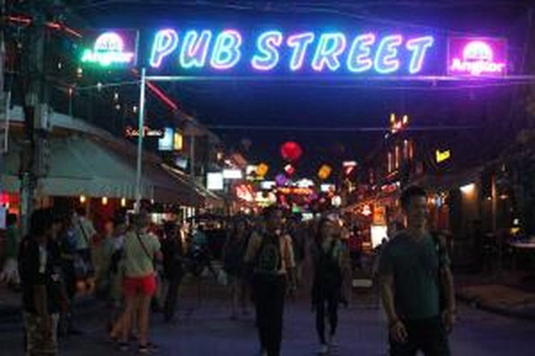 Pub Street, jalanan paling ramai di kawasan pasar malam kota Siem Reap, Kamboja.