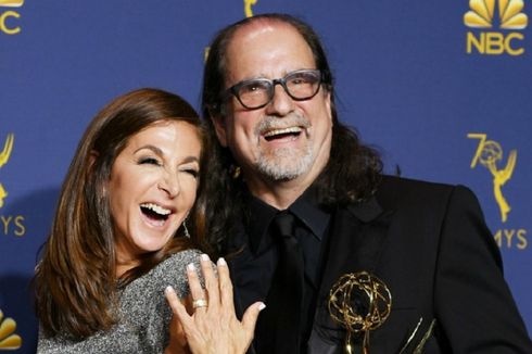 Romantisnya Sutradara Glenn Weiss Lamar Kekasih di Panggung Emmy Awards 2018