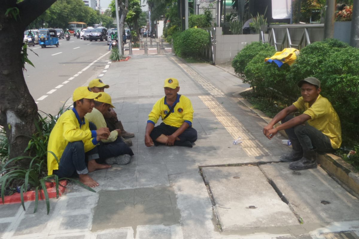 Pasukan Kuning dari Dinas Bina Marga DKI Jakarta. Petugas ini bertugas memperbaiki jalan serta merapikan trotoar yang rusak, Selasa (4/4/2017)