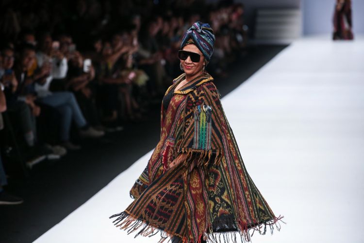 Menteri Kelautan dan Perikanan, Susi Pudjiastuti mengenakan busana rancangan Anne Avantie saat Jakarta Fashion Week 2019 di Senayan City, Jakarta, Selasa (23/10/2018). 