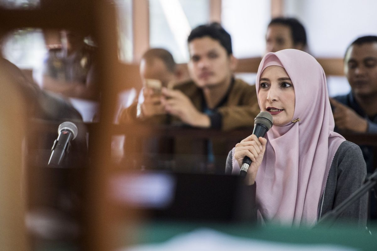 Istri terdakwa Fahmi Darmawansyah, Inneke Koesherawati memberikan keterangan saat bersaksi pada sidang lanjutan kasus ?dugaan suap mantan Kalapas Sukamiskin Wahid Husein di Pengadilan Negeri Bandung, Jawa Barat, Rabu (19/12/2018). Menurut Jaksa KPK dalam dakwaan kepada Wahid Husein, Inneke turut membantu suaminya, Fahmi Dharmawansyah mencarikan mobil mewah untuk Wahid Husein sebagai hadiah.