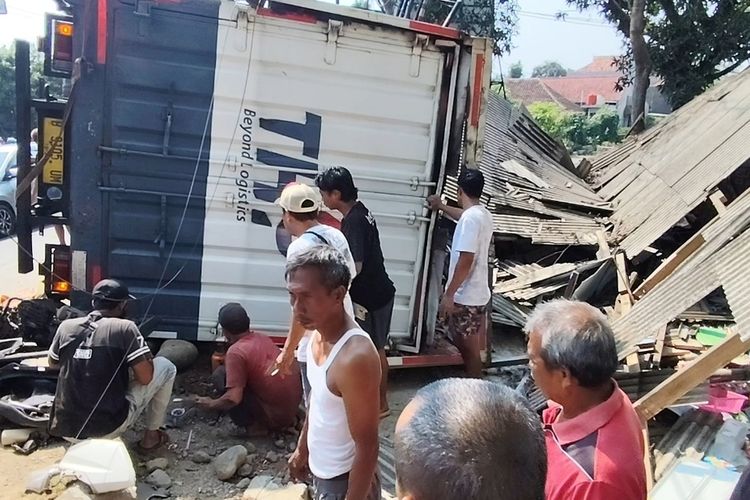 Diduga Rem Blong, Truk Angkut Air Mineral Tabrak Warung di Cirebon, Ibu dan Bayi Tewas