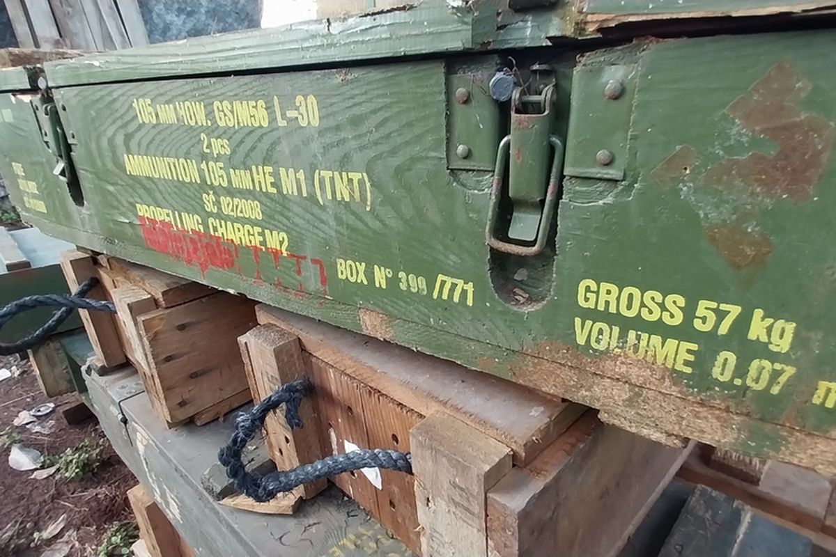 Foto-foto bekas bungkusan mortir yang diledakan di Garur tersimpan di halaman rumah warga Desa Sagara, Cibalong, Kabupaten Garut, Jawa Barat pada Selasa (13/5/2025).