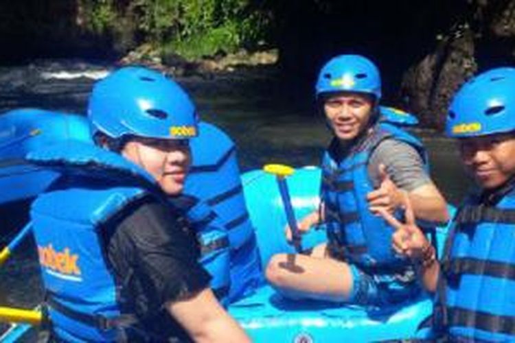 Wisatawan menikmati arung jeram di Telaga Waja, Kabupaten Karangasem, Bali. 