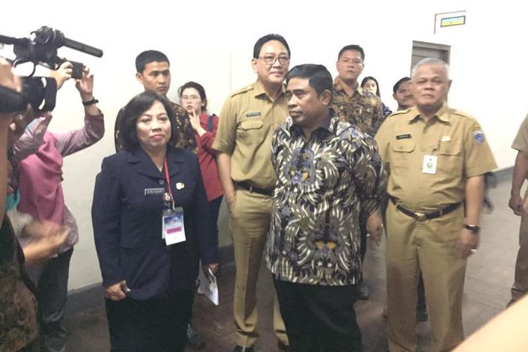 Plt Gubernur DKI Jakarta Sumarsono saat meninjau pelaksana UNBK hari pertama di SMAN 3 Jakarta, Jakarta Selatan, Senin (10/4/2017)