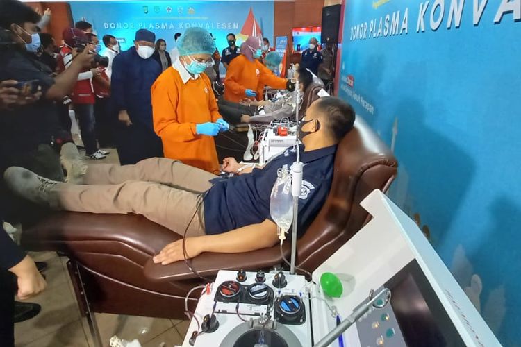 Salah seorang anggota Polda Metro Jaya penyintas Covid-19 menyumbangkan plasma darah konvalesen pada Sabtu (6/2/2021).