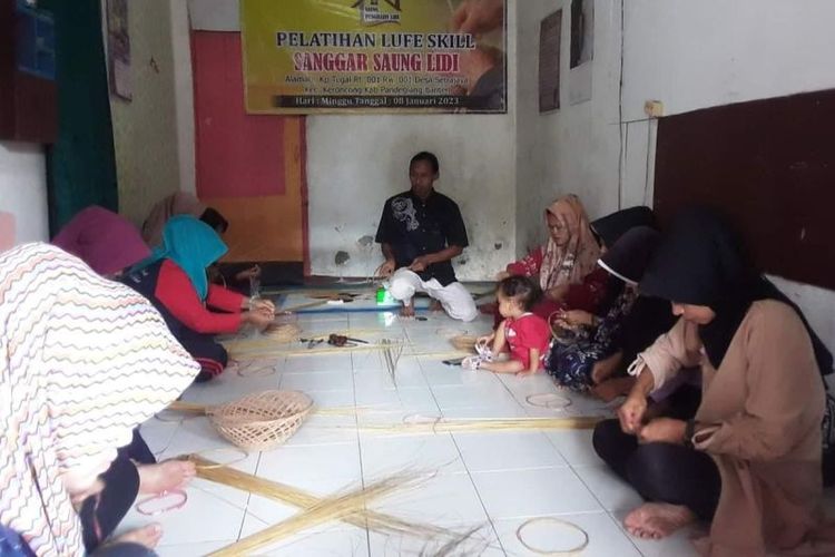 Komunitas Sanggar Saung Lidi di Kabupaten Pandeglang, Provinsi Banten melakukan pembinaan terhadap masyarakat lokal.