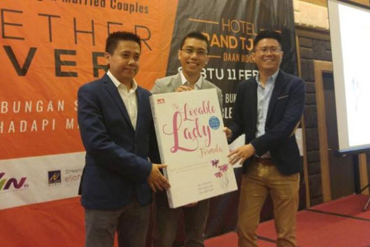 Kiri-kanan: Jet Veetlev, Lex DePraxis, dan Kei Savourie meluncurkan buku The Lovable Lady Formula.